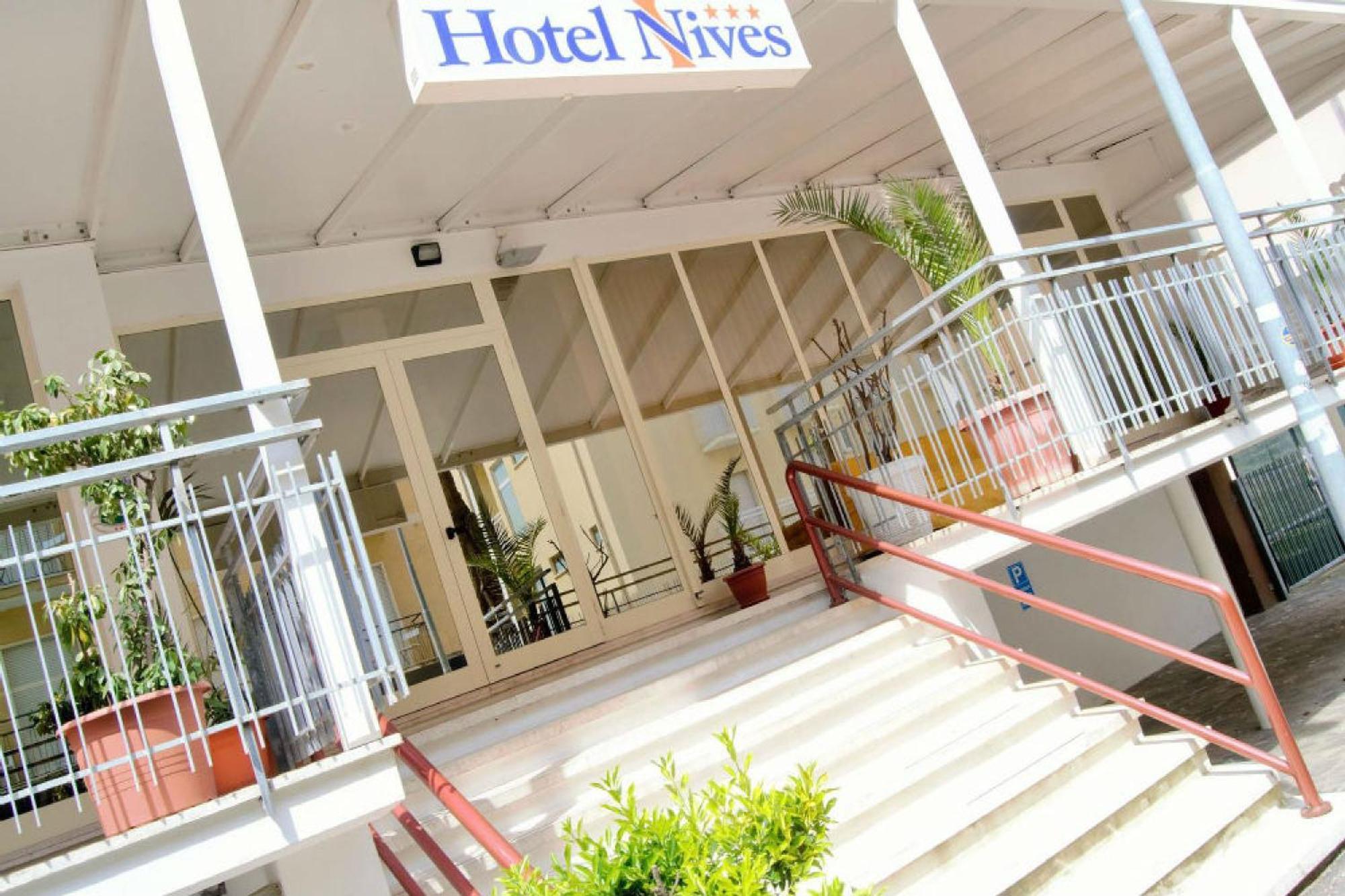 Hotel Nives Ріміні Екстер'єр фото