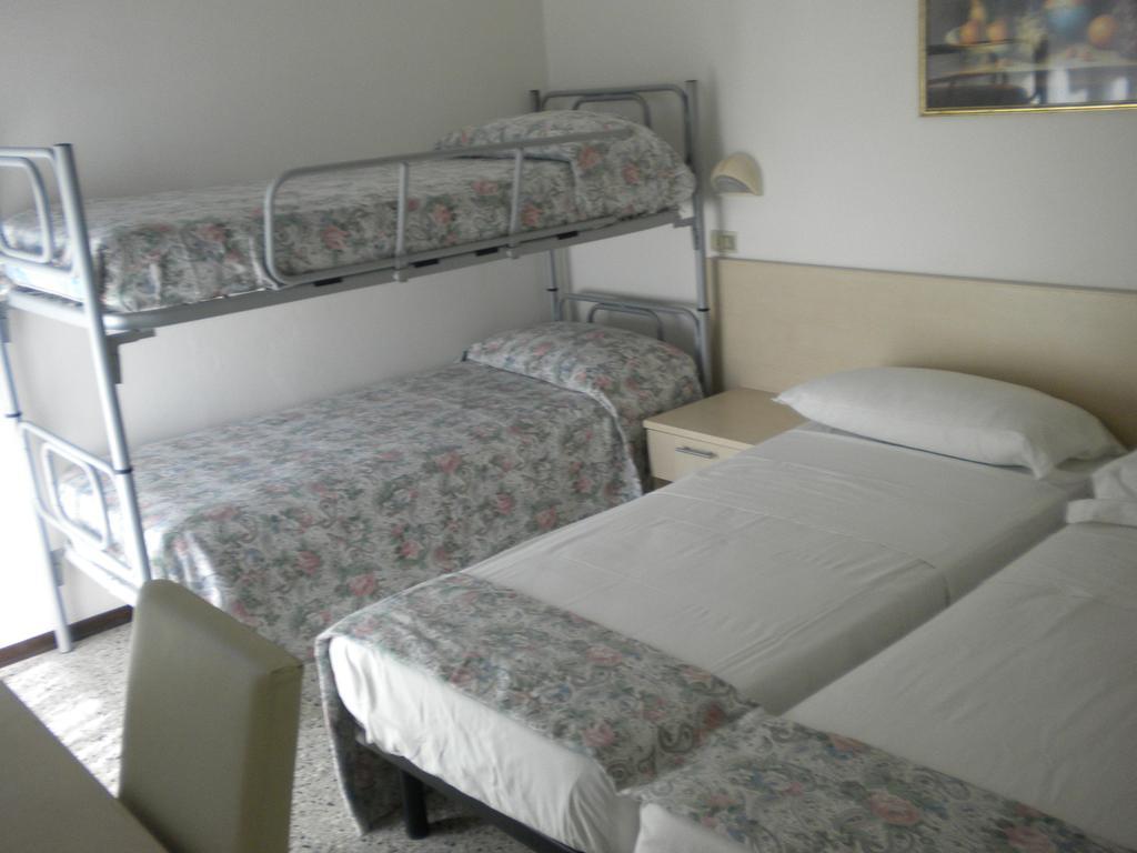 Hotel Nives Ріміні Номер фото