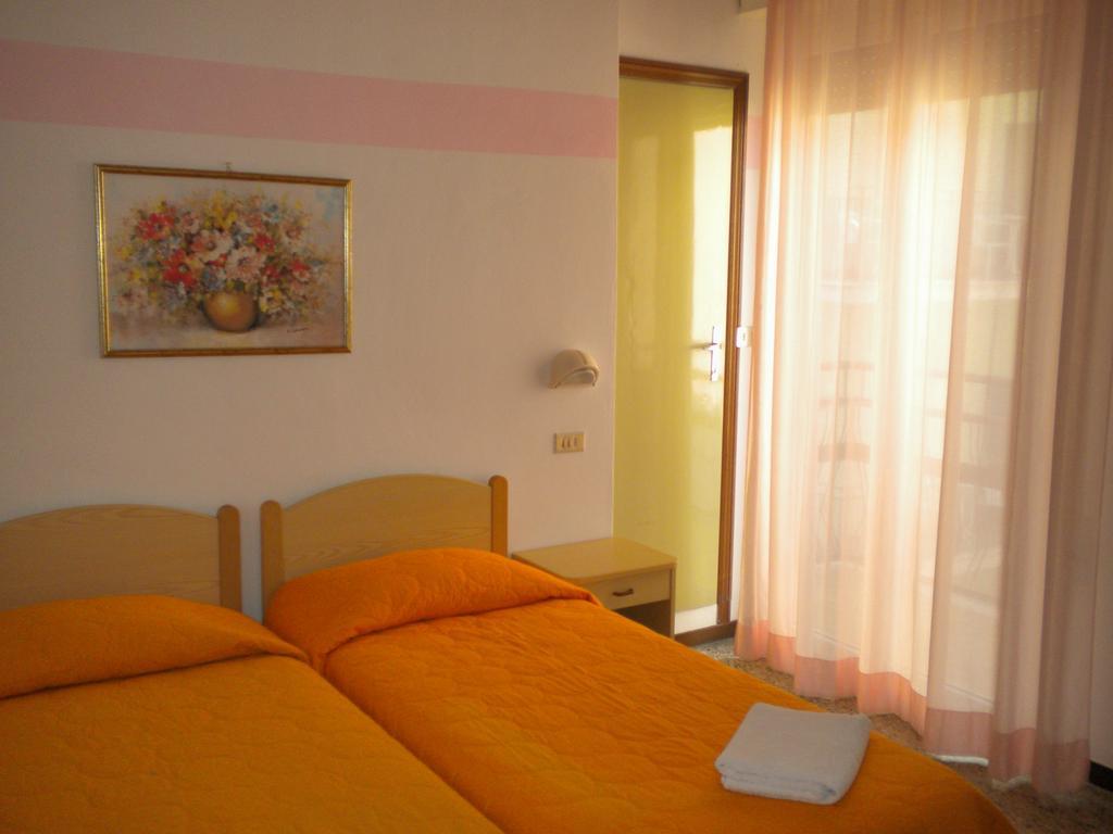 Hotel Nives Ріміні Номер фото