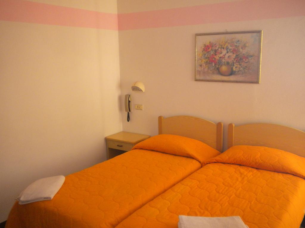 Hotel Nives Ріміні Номер фото